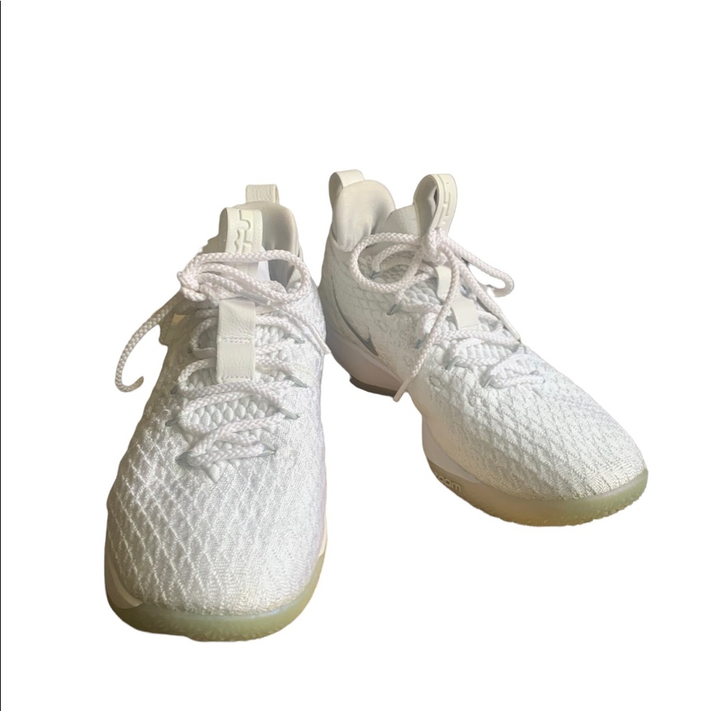 NIKE LEBRON 15 LOW WHITE METALLIC  LIKE NEW